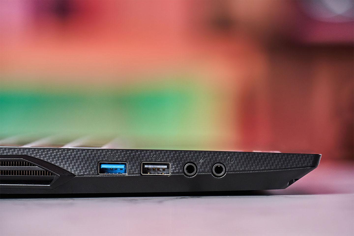 機身左側可以看到 USB 3.2 Gen1 A 與 USB 2.0 A 埠各一組,以及耳機與麥克風分離的接口。