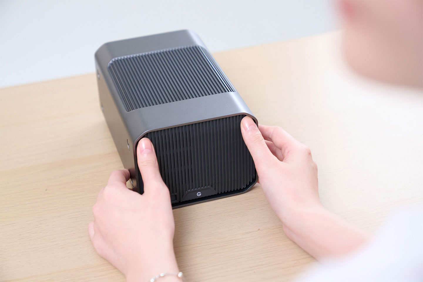 G-RAID PROJECT 2 的正面格柵式面板設計成可免工具進行拆卸，我們可以用手指同時施力壓下面板的左、右上角即可將面板拆卸下來。