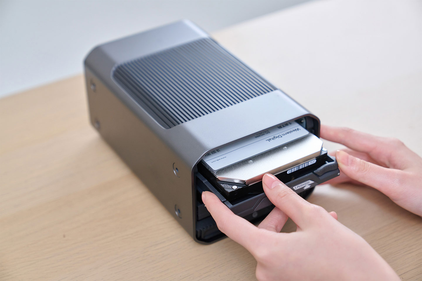 移除面板後，內部可看到有兩層硬碟托盤，同樣無需工具即可將托盤取出，進行硬碟的更換維護。