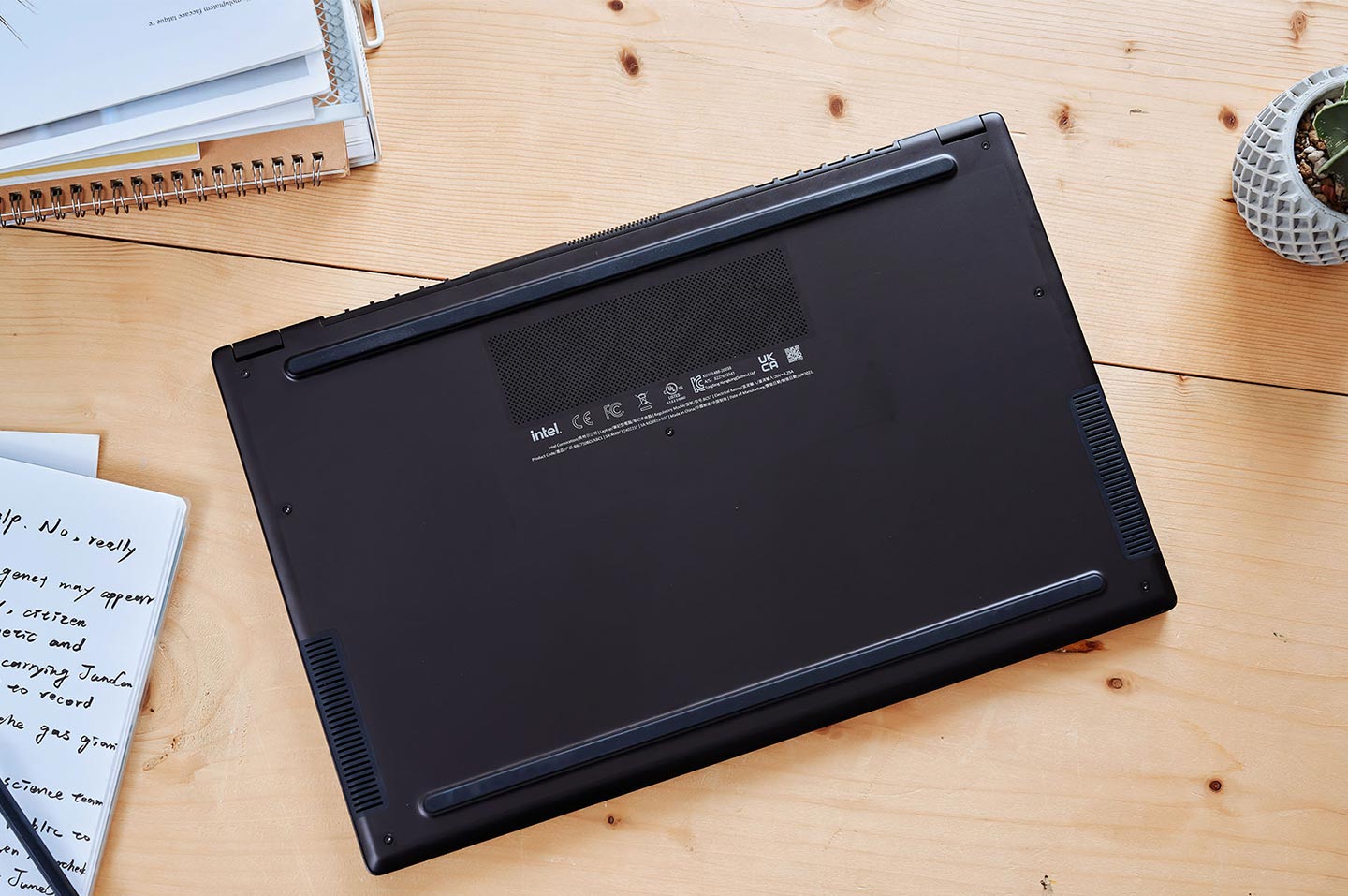 機身底部也是一體成型設計,上下共有兩條止滑膠條,散熱孔集中於底蓋上部,左右各有一個揚聲器區塊。