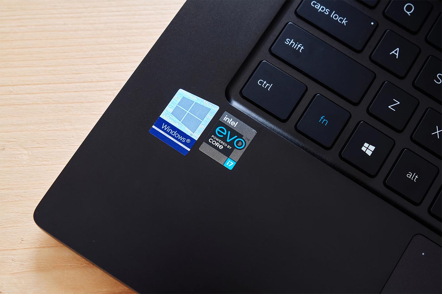 當然,捷元 Genuine 15T EVO 毫無疑問是符合 Intel EVO 平台的認證,包括休眠喚醒時間小於 1 秒、連結電源與電池模式的效能反應速度一致、實際使用情境電力續航 9 小時、30 分鐘充電可提供 4 小時續航…等優質體驗。