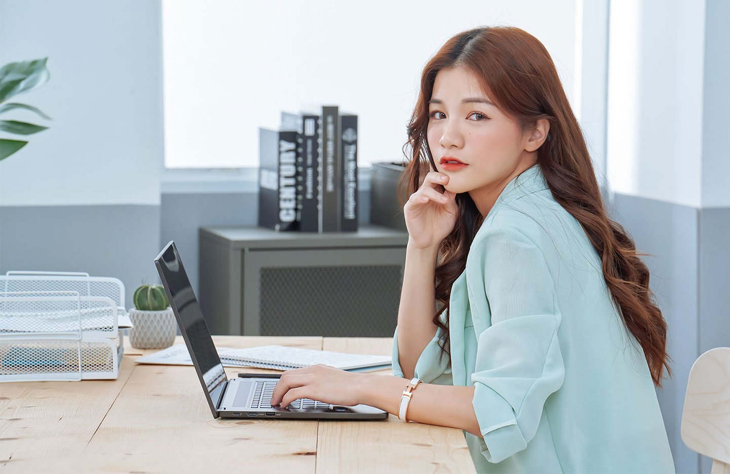 除了效能表現不俗,捷元 Genuine 15T EVO 的電量續航也能滿足工作者長時間使用的需求。