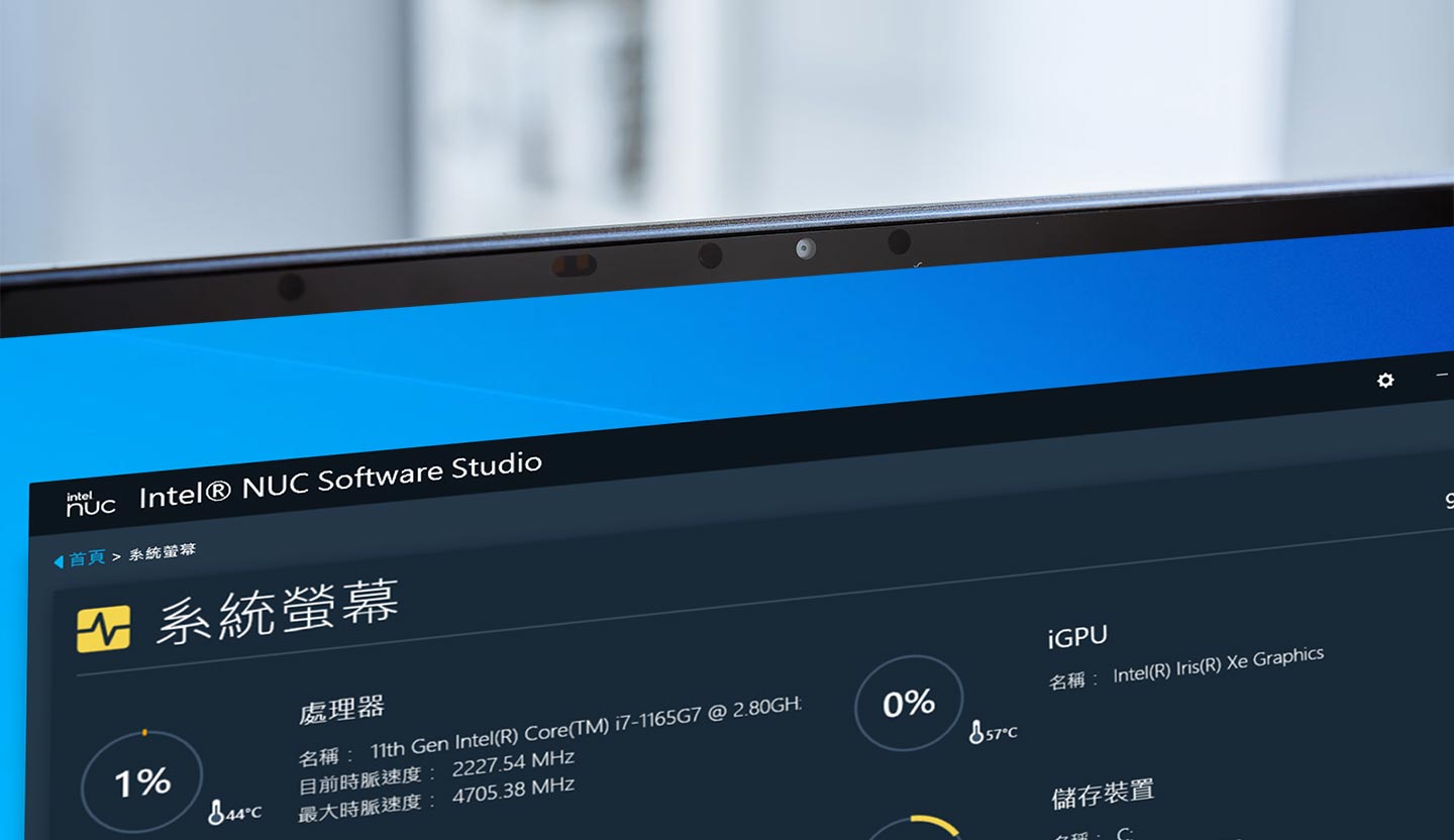 螢幕上方的窄小區塊也設置了網路攝影機與多個偵測器,可支援使用者離開時鎖定、接近時喚醒的便利功能。