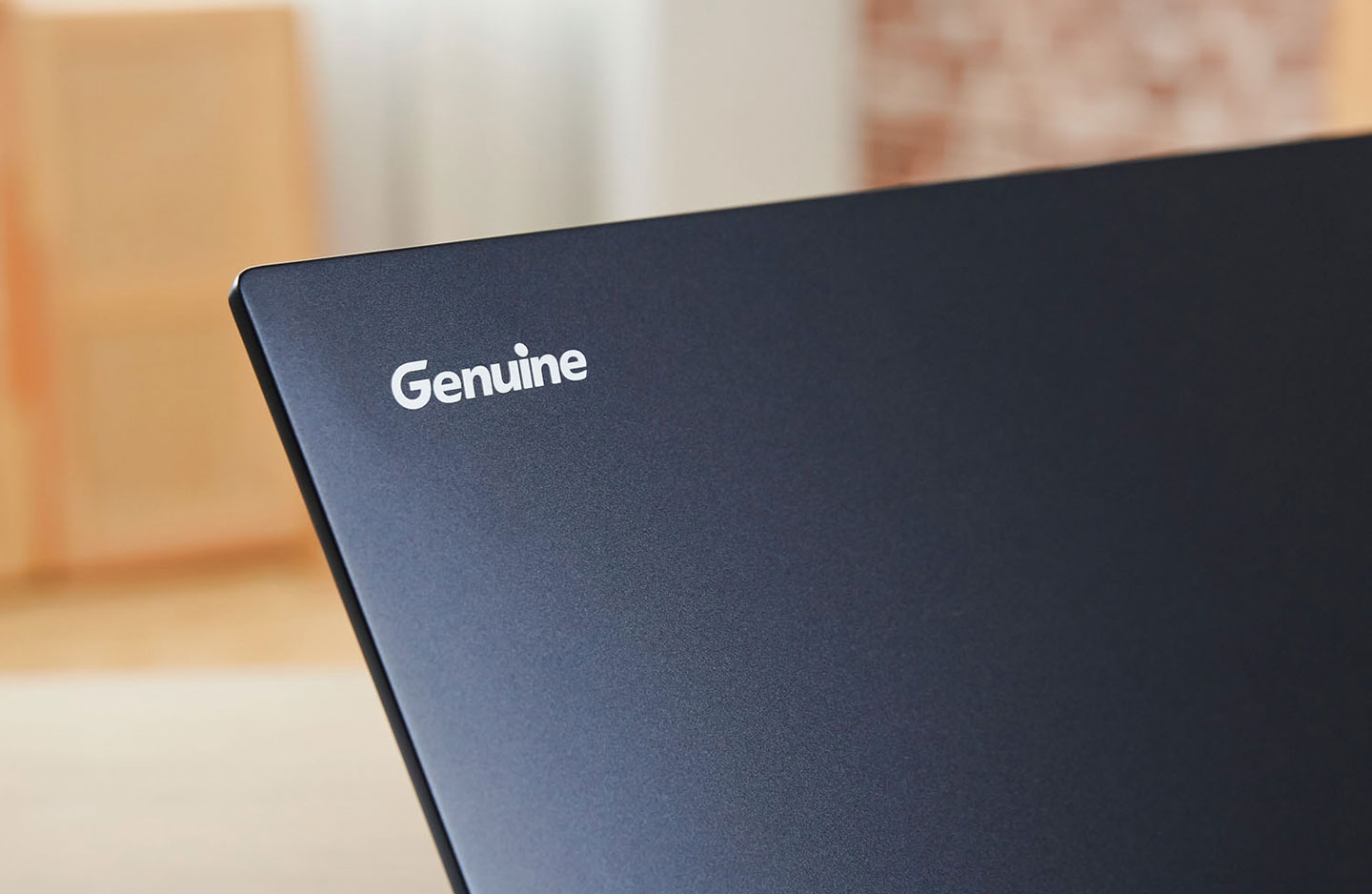 上蓋左上角壓印了捷元的 Genuine 的 LOGO。