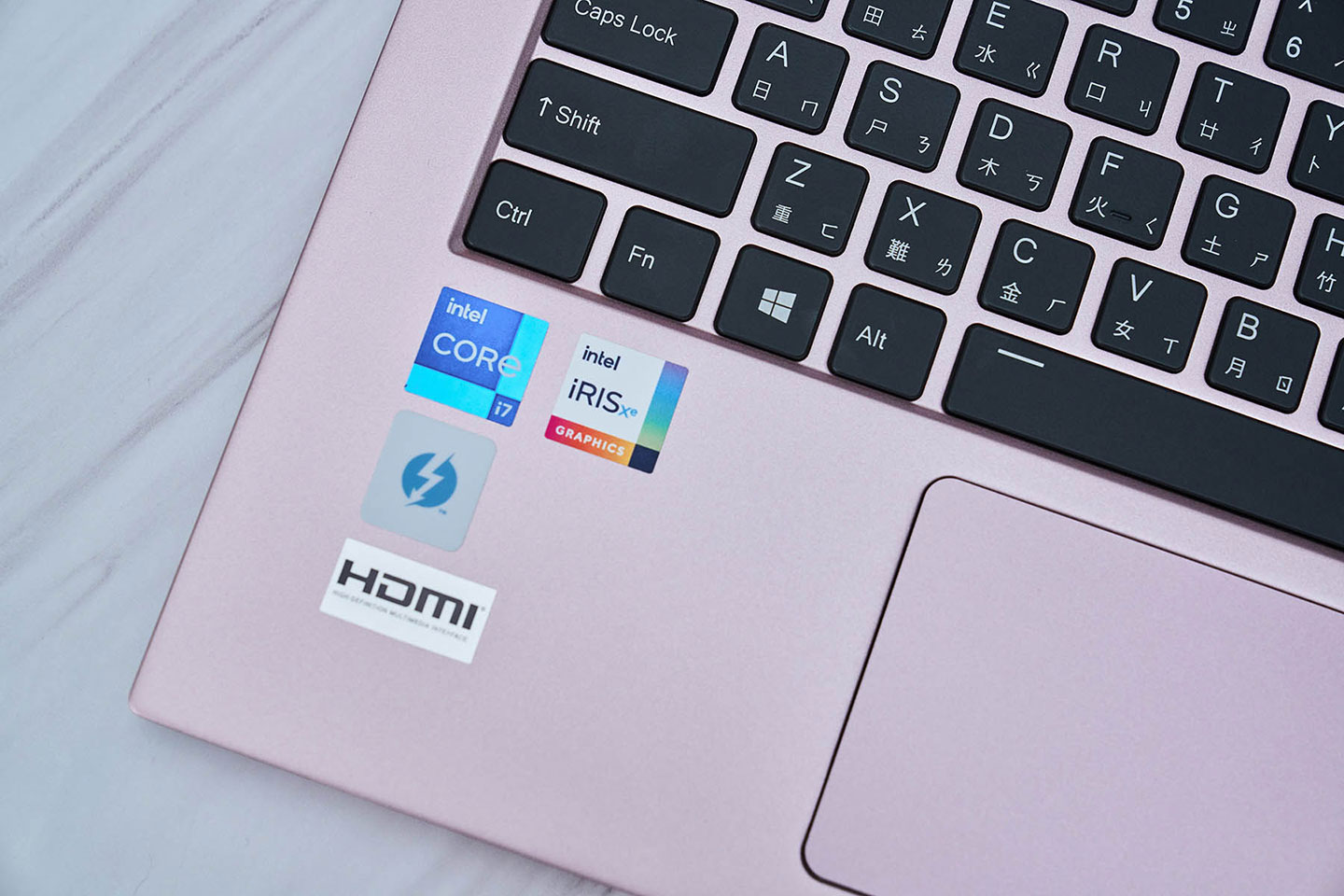 機身 C 面左下角可以看到第11代 Intel Core i 系列的處理器、Iris Xe 顯卡貼紙,以及 Thunderbolt 與 HDMI 的支援標示。