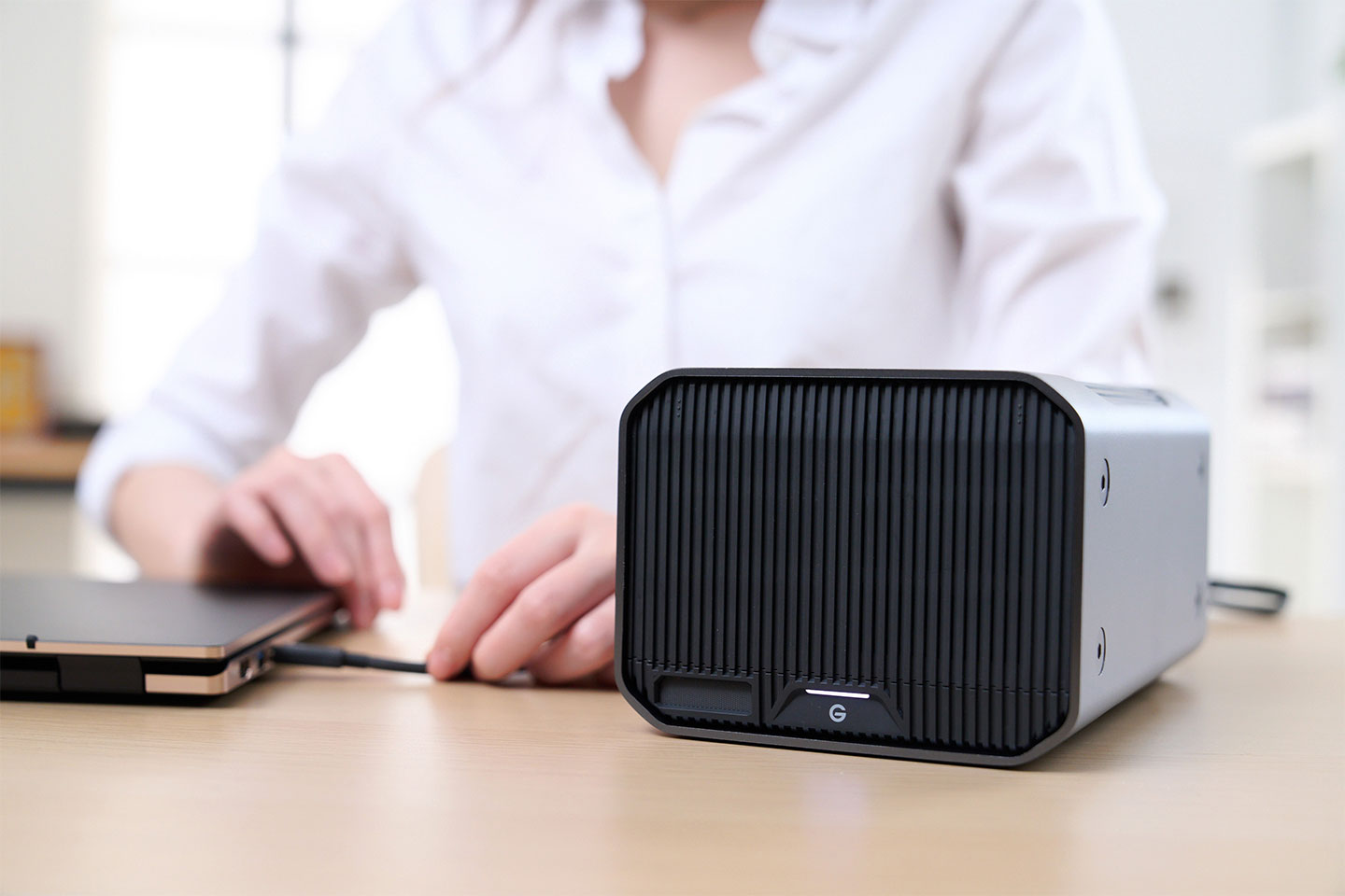 G-RAID PROJECT 2 開機並連結至電腦後，正面面板的指示燈會亮起。