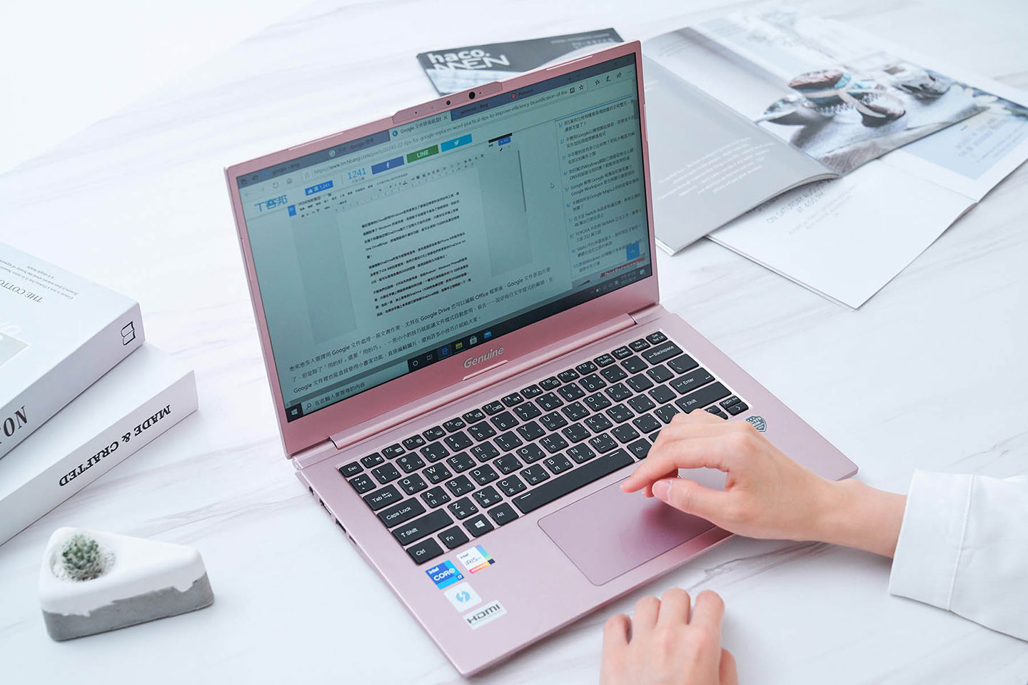 14X pro 的機身內側也與外部相同為同一色系,而機身 B 面可以看到三面窄框的設計讓顯示器視覺效果更好,也讓機身尺寸進一步縮減。