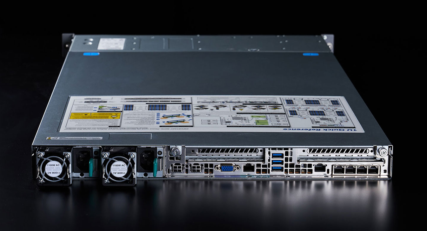 機身後側可以看到雙電源接口、散熱孔與其他連結埠。