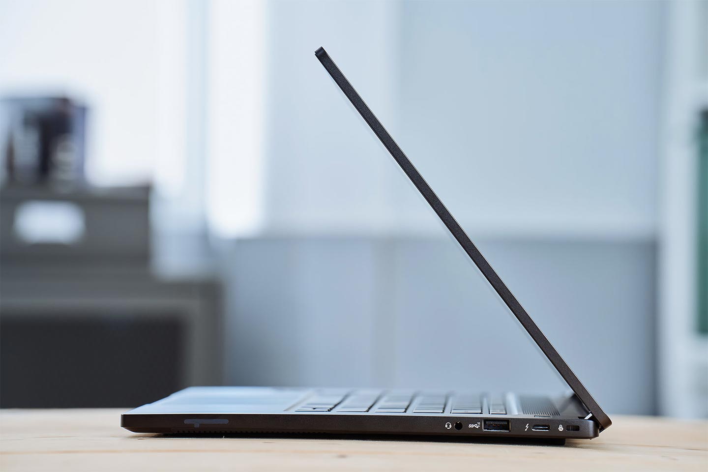 捷元 Genuine 15T EVO 的機身也相當薄,從側面來看更能感受它的苗條!