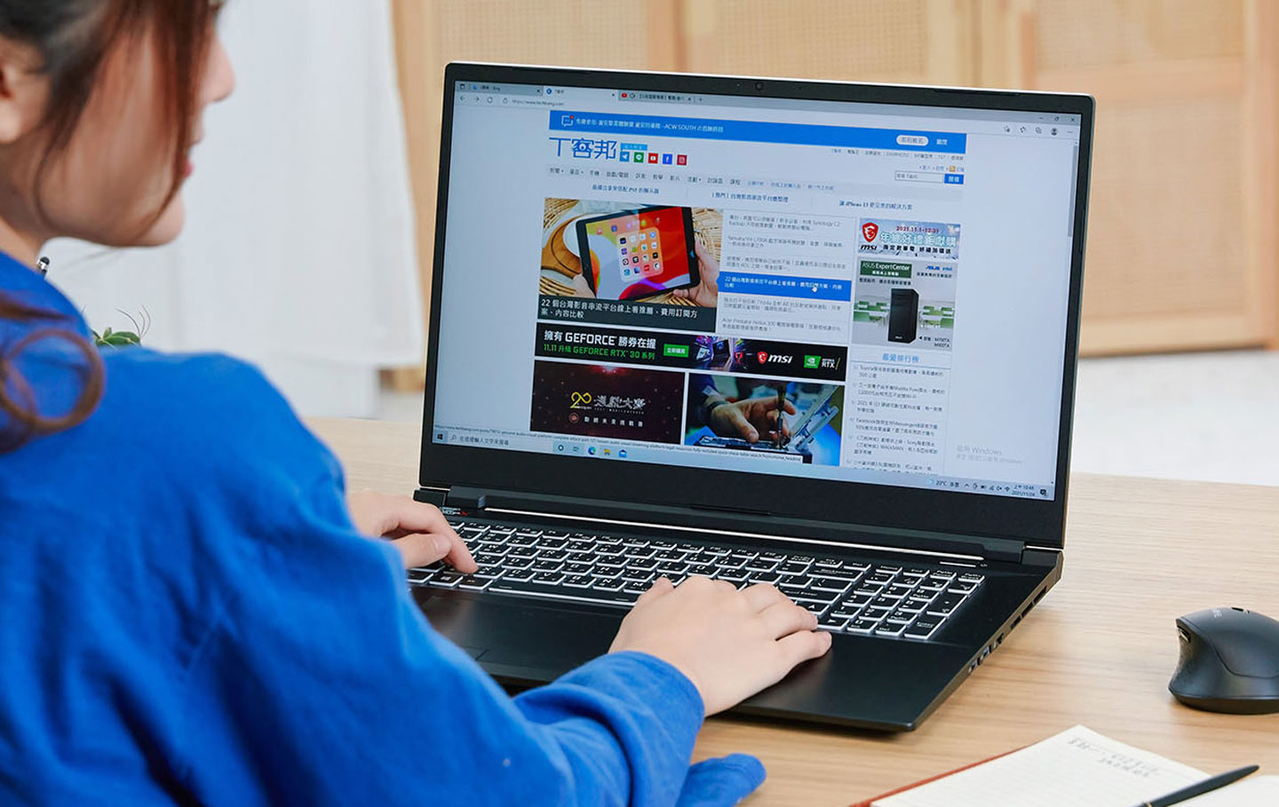 Genuine ZEUS 17R 內建螢幕達 17.3 吋,窄邊框設計對視覺干擾降至最低,144Hz 的更新率除了一般使用時的流暢感十分明顯,也能搭配內建的高效顯卡提供玩家最流暢的遊戲體驗。