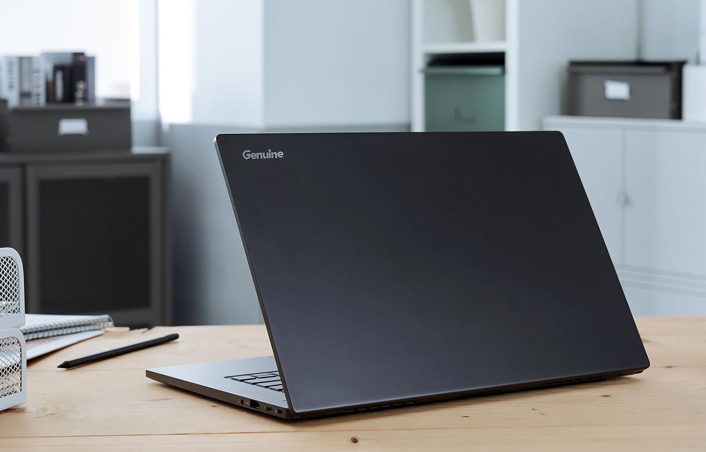 捷元 Genuine 15T EVO 採用全金屬材質機身,此次受測的版本是午夜黑塗裝,視覺上相當簡約且沉穩,上蓋非常乾淨,僅在左上角壓上低調的捷元 Genuine LOGO。