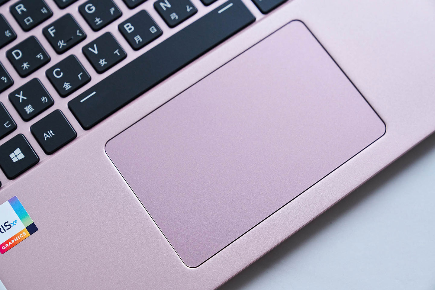 鍵盤下方的觸控板與無鍵式設計。