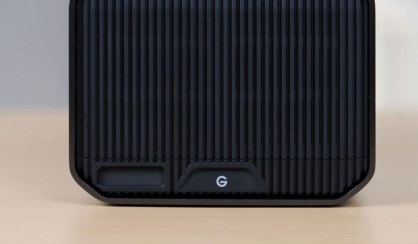 G-RAID PROJECT 2 機身正面的左下角可以看到 PRO-BLADE SSD Mag 插槽，可直接支援 SSD 的擴充。