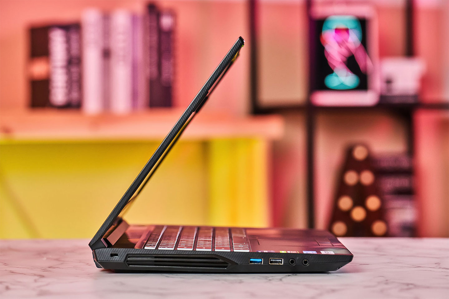 Genuine 捷元 ZEUS 15H 在機身側面也加上了類碳纖維的裝飾,讓全黑色的機身增加更豐富的視覺效果。