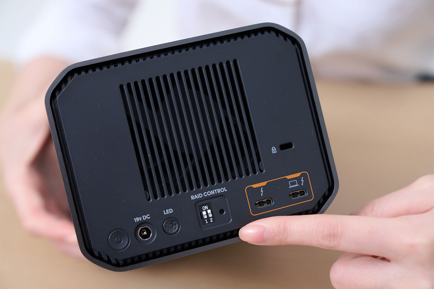 由左至右可看到電源鈕、電源接口、LED 燈號開關、RAID 架構的控制開關與重設鈕、兩組 Thuderbolt 3 埠，一組可以直接連結至電腦裝置，另一組可串接其他 G-RAID PROJECT 2。