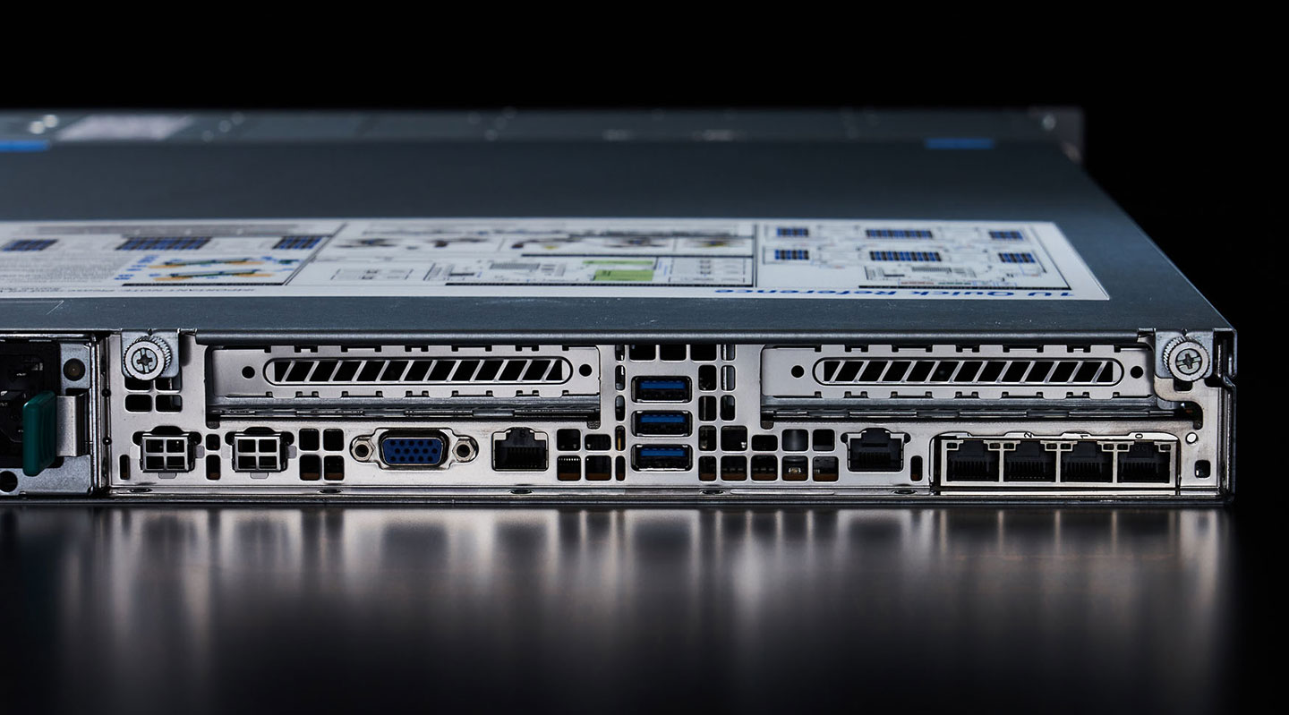 機身後側也有大量保留散熱孔,搭配內部多達六組雙渦輪系統風扇,能快速導出機身內的熱能,確保系統運行的穩定性。另外機身後側也有其他 I/O 埠,包括 VGA 埠、一組網路管理接口、三組 USB 3.0 A 埠、一組 10 GbE RJ-45 埠與四組 GbE RJ-45 埠。