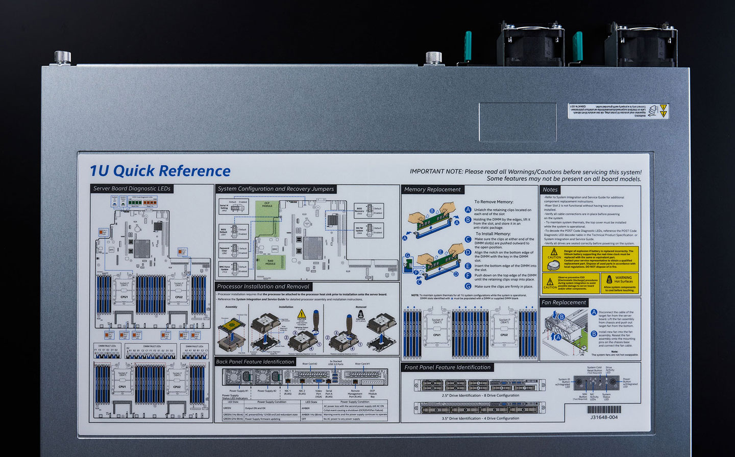 伺服器機身頂部也提供了圖文並茂的快速參考文件。